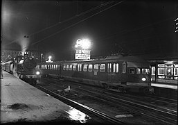 Une rame triple (version 1949) et un locomotive à vapeur à Amsterdam (1950).