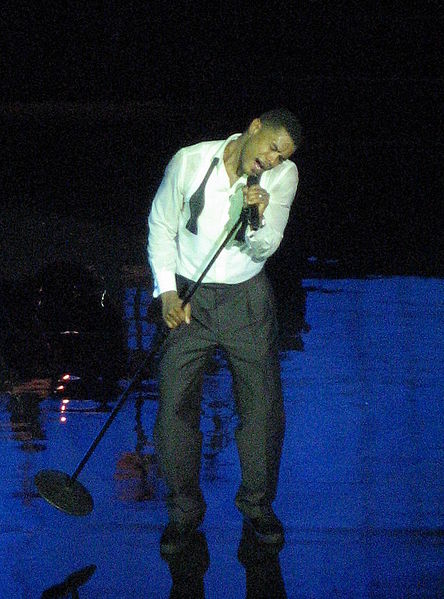 Maxwell performing in 2008