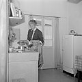 Mejuffrouw FC Prager, chief nurse van het UNWRA, in haar keuken, Bestanddeelnr 255-6532.jpg