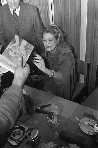 File:Melina Mercouri signeert boek I was born Greek in Bijenkorf Amsterdam, Bestanddeelnr 925-2037.jpg