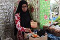 Bahasa Indonesia: Seorang ibu sedang membuat balikuhai, penganan khas Barabai, Kalimantan Selatan.