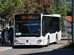 Un bus du réseau local devant la gare en octobre 2018.