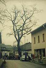 Die Mittelstraße in Michelbach vor der Dorferneuerung, vorne rechts der ehemalige Dorfladen, hinten rechts Haus Neitzert (Foto: Hachenberg)