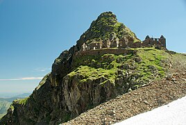 Bâtiments et installations minières vers 2 400 m, sur une vire de ce piton rocheux. Les bâtiments (cantine, dortoirs, etc.) ont été édifiés sur une vire d'une dizaine de mètres de large, surplombant des précipices.