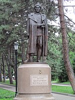 Monumento di Momyshuly ad Almaty.jpg