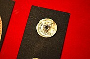 detalle de una de las pequeñas monedas de bronce encontradas