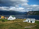 Enkele huizen met Bonne Bay op de achtergrond