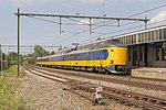 Treinstel ICMm 4208 passeert als IC 1557 Amsterdam – Amersfoort het station Naarden-Bussum zonder te stoppen; 27 augustus 2017. De sporen aan deze kant (westkant) van het perron zijn in augustus 2019 verdwenen.