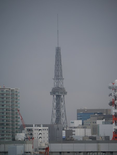 File:Nagoya-jo Hauptturm Blick zum Nagoya TV Tower 1.jpg