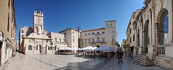 The town hall (centre) in Narodni trg (People's Square)