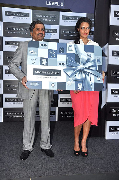 File:Neha Dhupia unveils Shoppers Stop's gift card (2).jpg