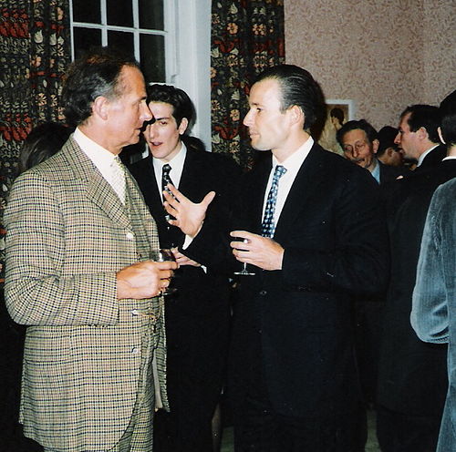 1996 年 2 月 17 日、オックスフォードの Brasenose College でのレセプションでのトルストイ ミロスラフスキー伯爵総裁 (左) とブルガリアのキリル王子。右はグレゴリー ローダー フロスト (横顔)。