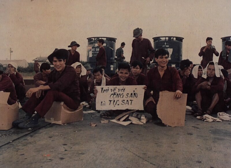 File:Non repatriates, Bien Hoa Air Base, 25 March 1973.jpg