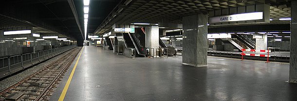 A panorama of Gare du Nord/Noordstation premetro station, the platform for northbound trains to the left, southbound on the far right