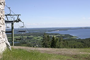 Sapsojärvi ja hiihtohissejä Isolta-Pöllyltä (Vuokatinvaaralta) nähtynä (2007).