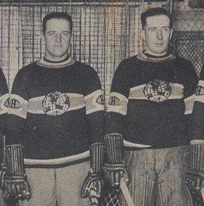 Cleghorn c. 1924 (right) playing for the Canadiens with his brother (left)