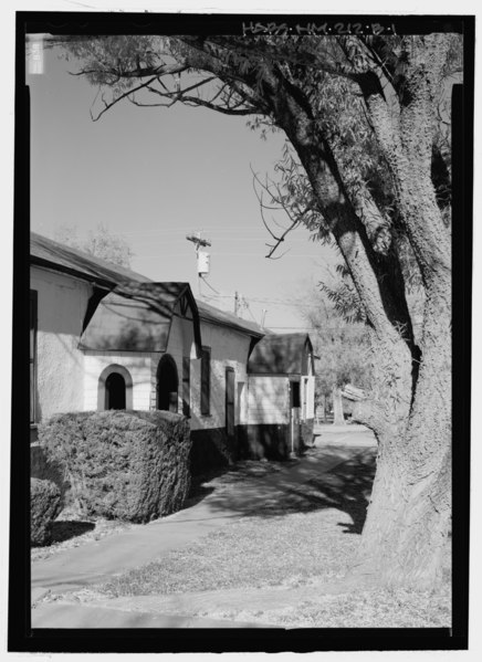 File:Oblique view of east facade, looking north - Fort Stanton, Quartermaster's Quarters, State Highway 220, Fort Stanton, Lincoln County, NM HABS NM-212-B-1.tif