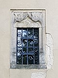 Obramowanie okienne w kościele w Chlewiskach, na którym po prawej stronie wisi pierwotny herb Abdank