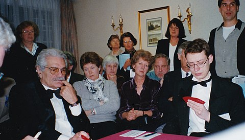 Kibitzers watching Omar Sharif play bridge Omar Sharif, Tom Townsend.jpg