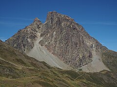 Fargebilde av et fjell.