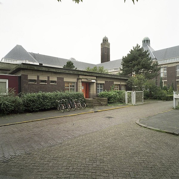 File:Overzicht achterzijde, met zicht op de toren van het universiteitsgebouw en de dakruiter op het tentdak van de hoofdentree - Delft - 20402235 - RCE.jpg