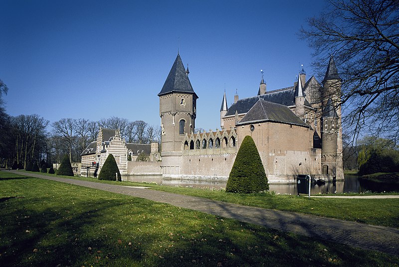 File:Overzicht van kasteel Heeswijk gezien vanaf het gazon - Heeswijk-Dinther - 20420286 - RCE.jpg