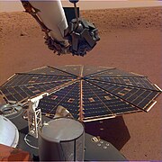A robotkar által készített kép a Mars felszínéről a napelemmel (2018.12.07)