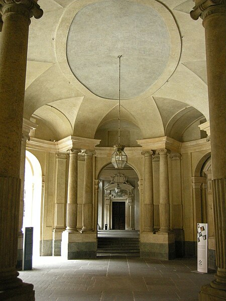 File:Palazzo carignano, cortile 02.JPG