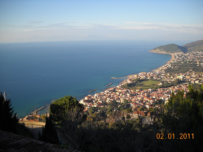 File:Panorama da Castellabate (SA) - panoramio.jpg