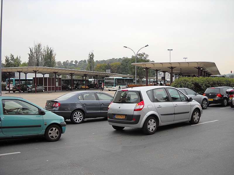 File:Paris metro - Pont de Sèvres - Bus station - 1.JPG