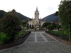 Arcabuco merkez meydanı ve kilisesi