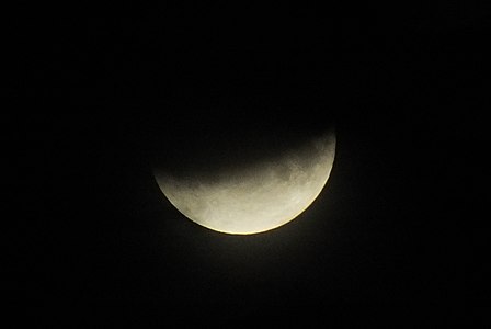 Gedeeltelijke maansverduistering, gefotografeerd vanuit Moskou, Rusland.
