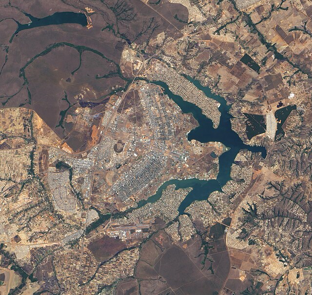 Фотография Федерального округа Бразилии, сделанная спутником Earth Observing-1[англ.] 21 августа 2001 года