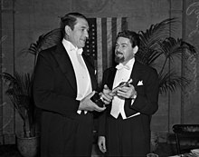 Muni (rechts) mit Victor McLaglen bei der 10. Oscarverleihung (1938)