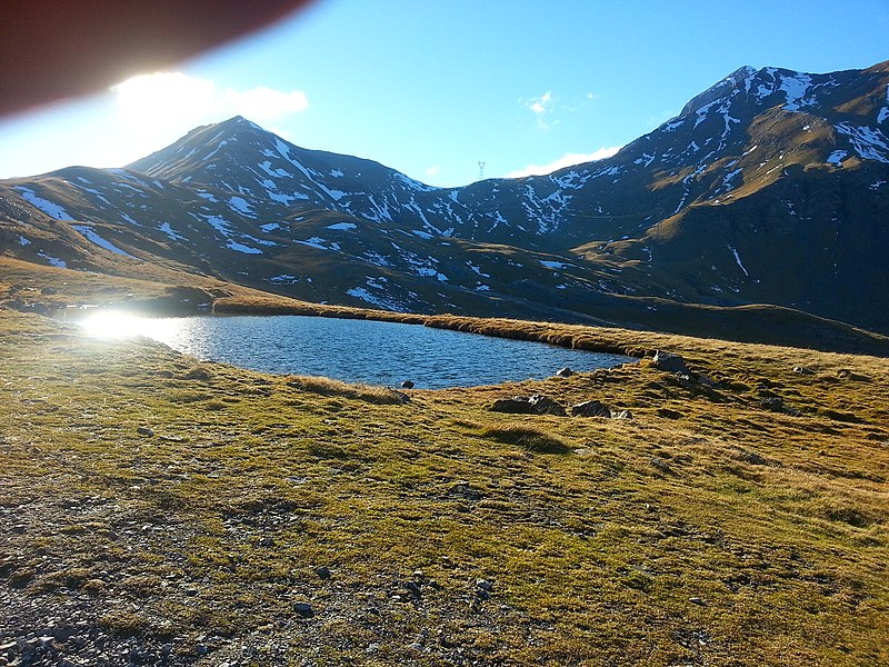 File:Petit lac vers le col des Tentes - panoramio.jpg