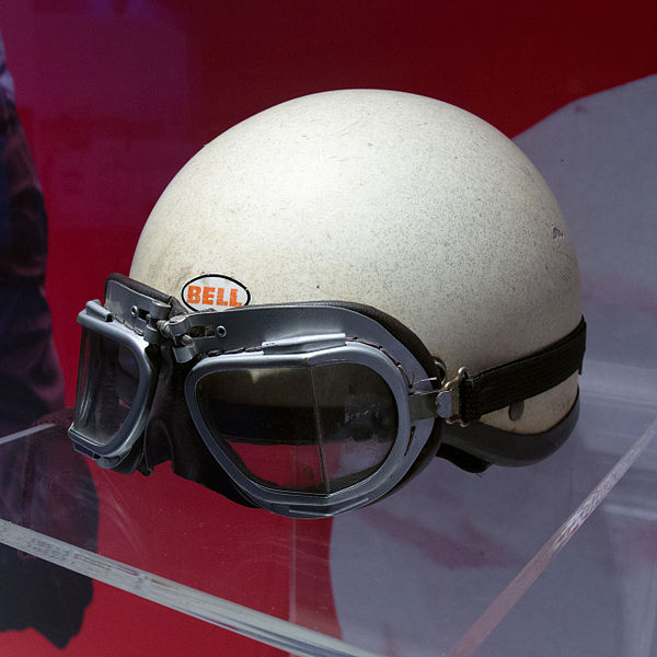 File:Phil Hill helmet and racing goggles left Museo Ferrari.jpg