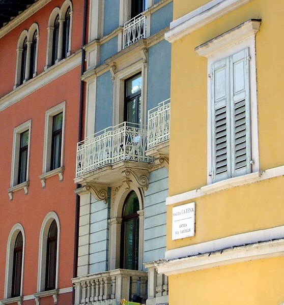 File:Piazza Catena Riva del Garda.jpg