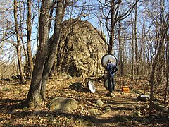 Meditazione sonora (sonic meditation) performed with gongs close to the boulder Pietra Alta 03.jpg