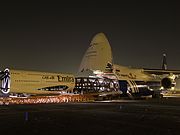 エアバスA380の3分の1スケール模型を輸送するAn-124