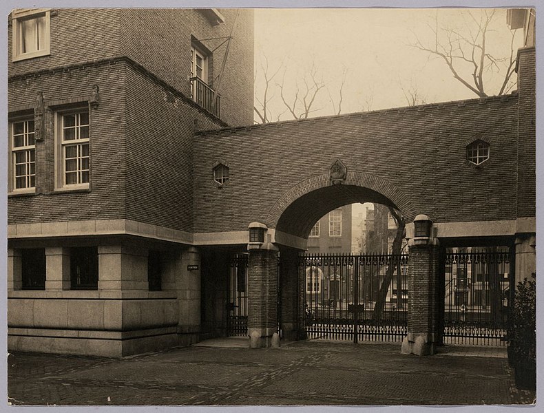 File:Poortgebouw Stadhuis - Gate City Hall Amsterdam (4441097730).jpg