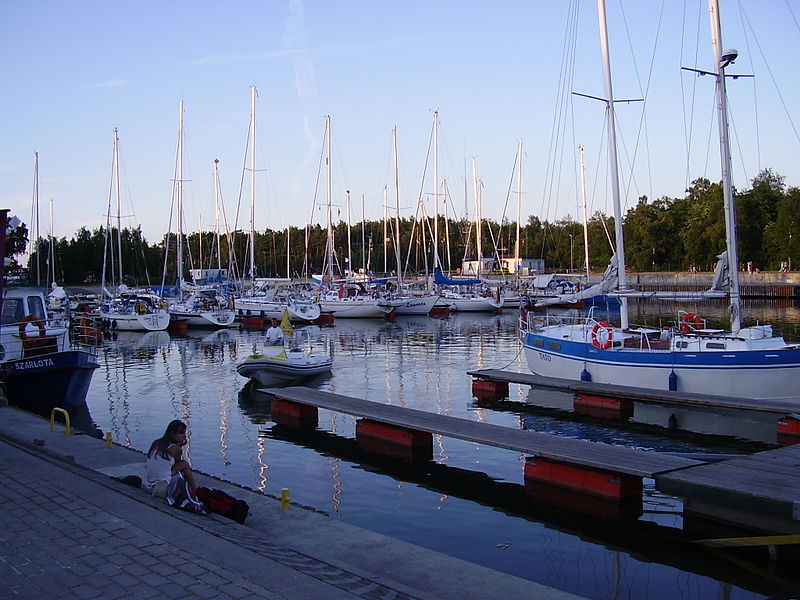 File:Port jachowy Łeba1.JPG