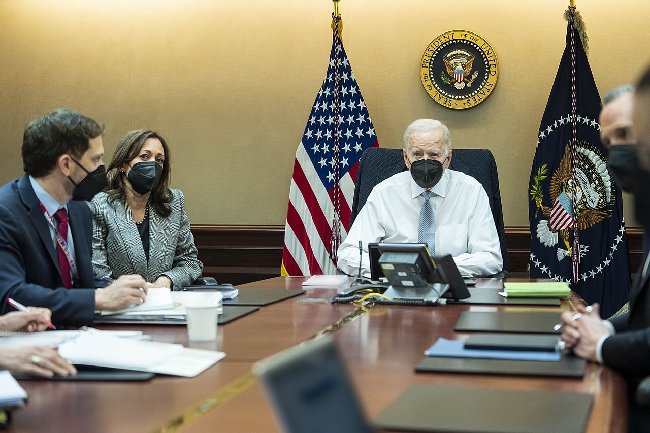 Präsident Joe Biden, Vizepräsidentin Kamala Harris und Mitglieder des nationalen Sicherheitsteams des Präsidenten beobachten die Anti-Terror-Operation, die für die Entfernung von Abu Ibrahim al-Hashimi al-Qurayshi vom Schlachtfeld verantwortlich ist.jpg