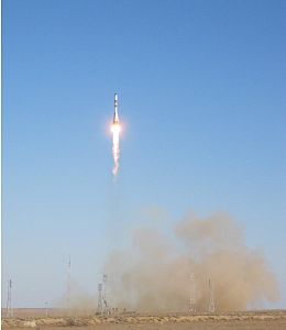 Progress M-17M spacecraft launches