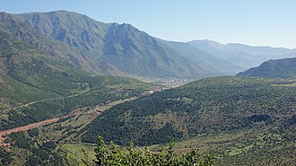 Der Pass von Südwesten gesehen mit Bulqiza im Hintergrund