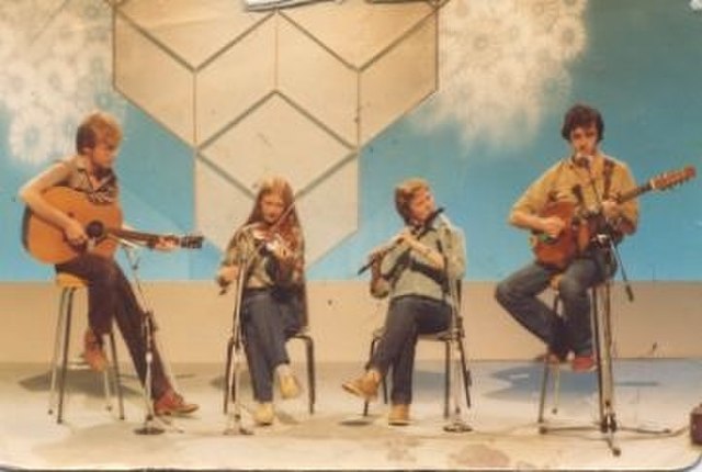 Ní Mhaonaigh with the short-lived band Ragairne on RTÉ television in the 1980s.