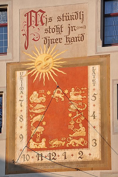 File:Rapperswil - Rathaus Sonnenuhr & Wappen (u.a. Landenberg) IMG 1842.jpg