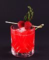 Deutsch: Raspberry Thyme Smash, ein Cocktail, dekoriert mit Himbeeren und Thymianzweig. English: Raspberry Thyme Smash, a cocktail, decorated with raspberries and a thyme sprig.