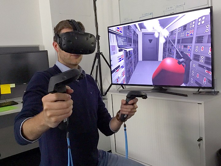 一個人喺度玩 VR 遊戲。