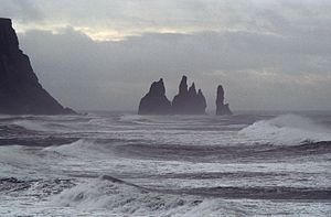 Reynisdrangar - Skały Trolli, nazywane też "Statkiem Trolli"