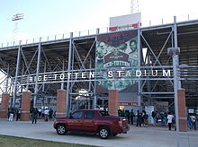 Photographie de la devanture du Rice Tottem Stadium